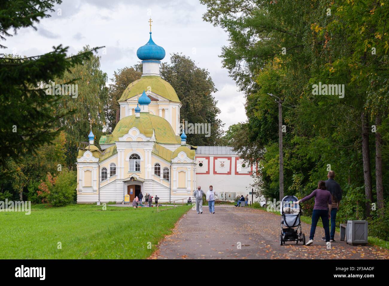 Tikhvin, Russia - 5 settembre 2020: La gente comune cammina sulla strada per il monastero di Tikhvin della Dormizione della Madre di Dio di giorno Foto Stock