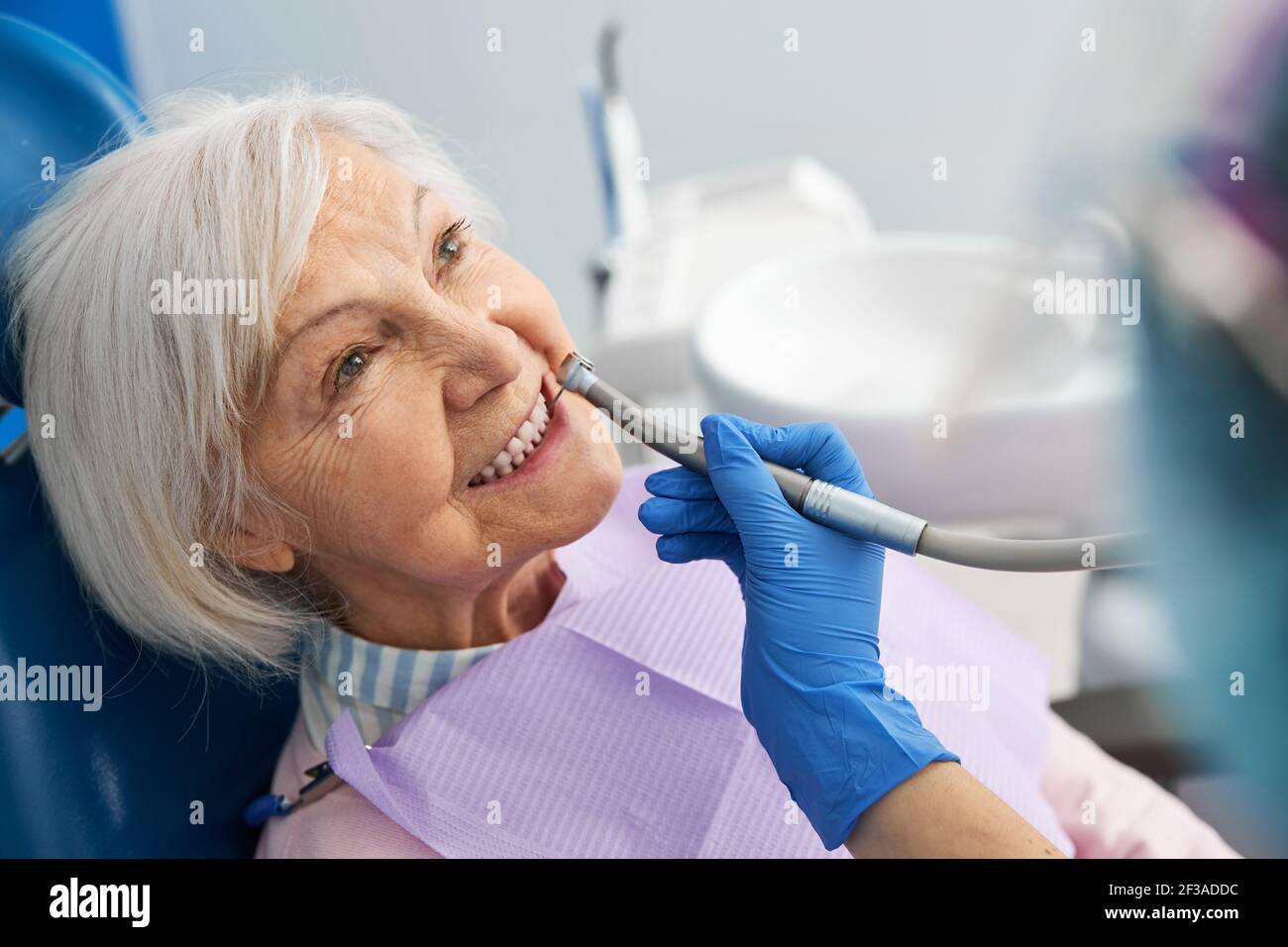 Ortodontista che si occupa della zona problematica dei denti con il trapano Foto Stock