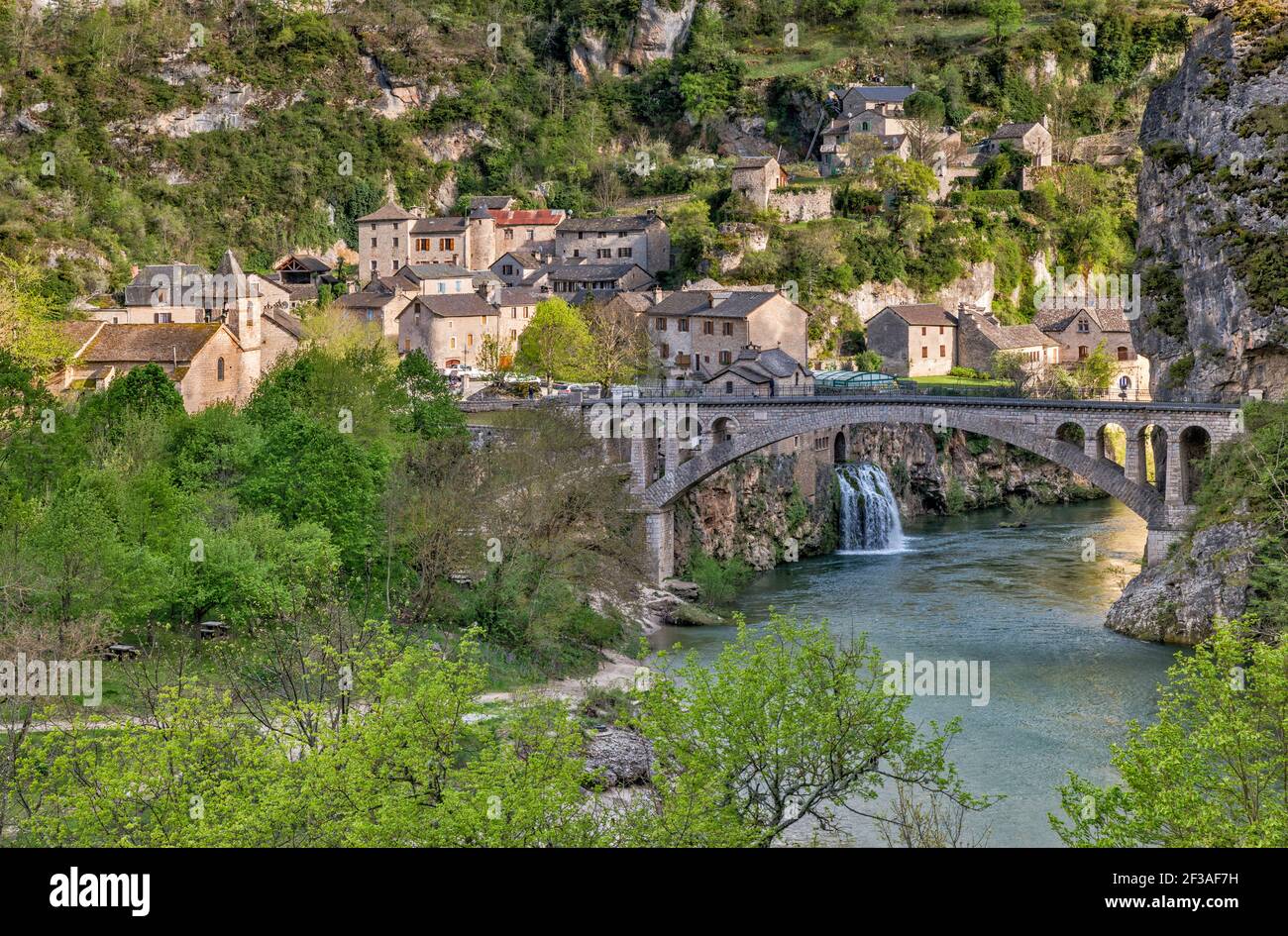 Villaggio di Saint-Chély-du-Tarn, fiume Tarn, Gorges du Tarn, comune Gorges du Tarn Causses, dipartimento di Lozere, regione Occitanie, Francia Foto Stock