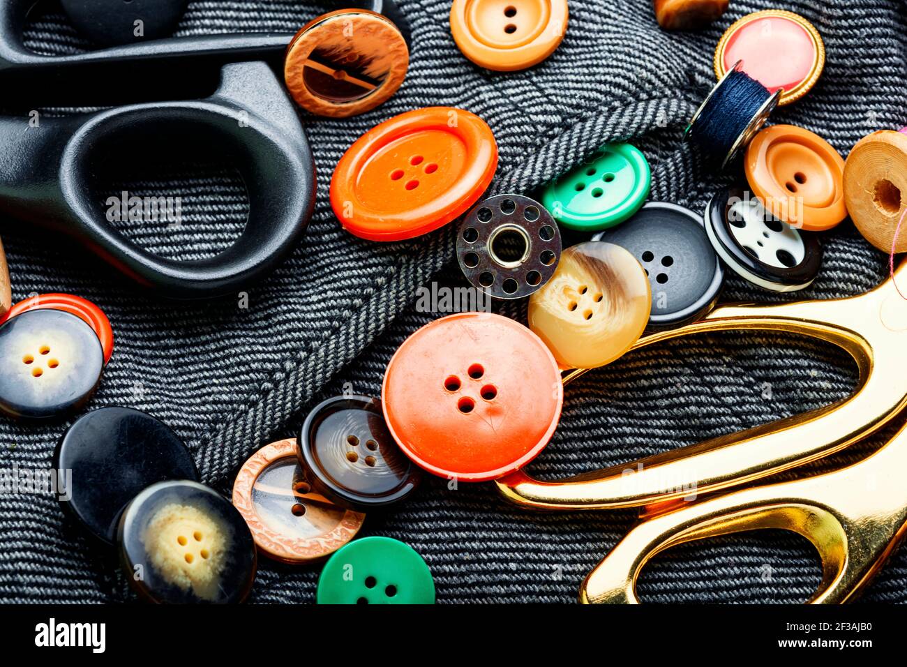 Kit per cucire fili, bottoni e tessuti. Accessori per cucire e per l'ago Foto Stock