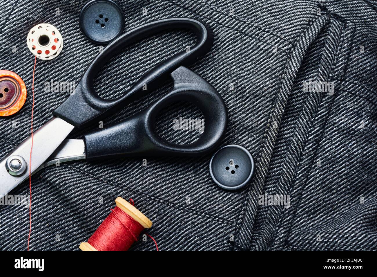 Kit per cucire fili, bottoni e tessuti. Accessori per cucire e per l'ago Foto Stock