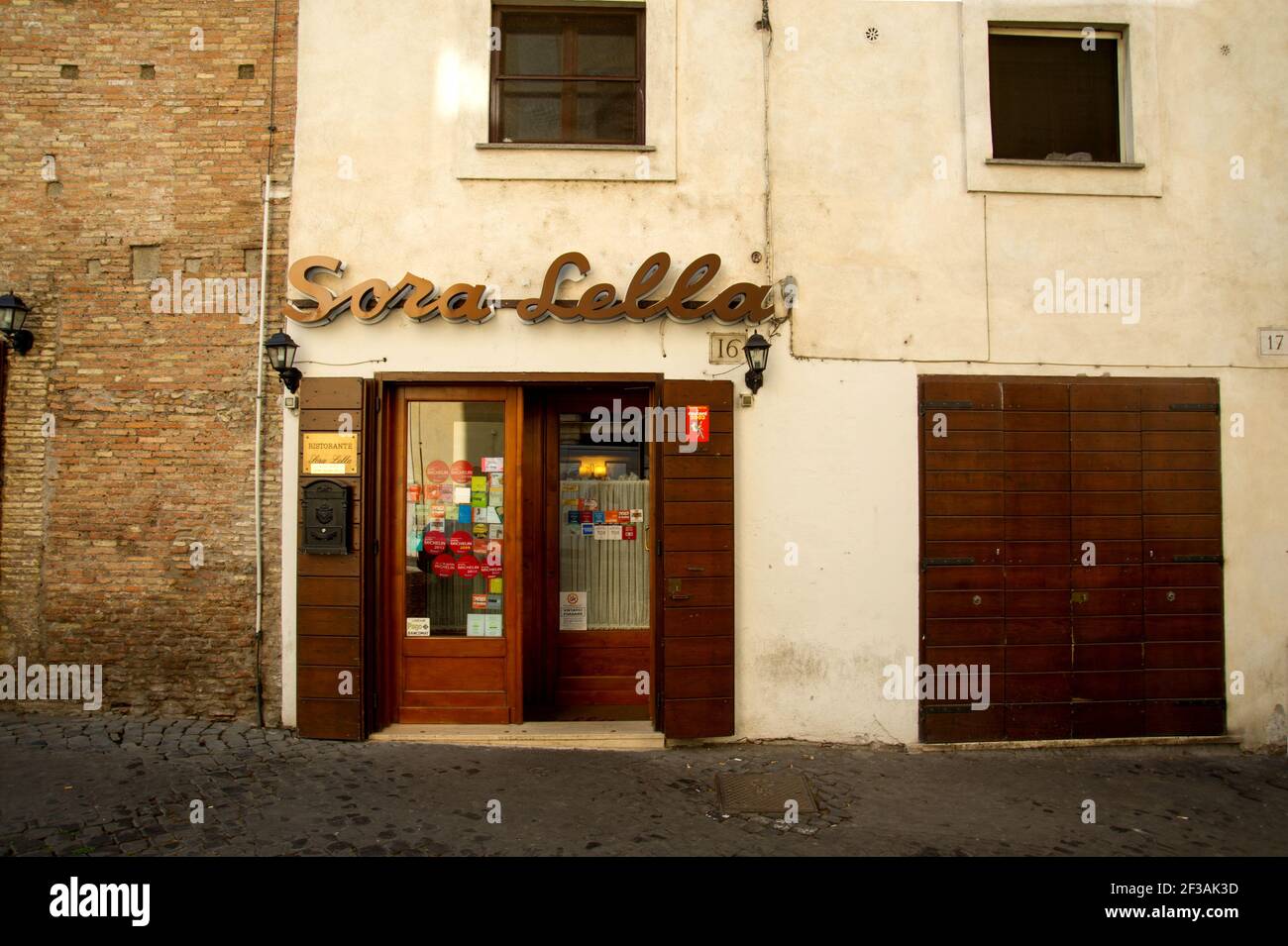 Sora Lella, ristorante tradizionale, isola di Tiberina, Roma, Lazio, Italia, Europa Foto Stock