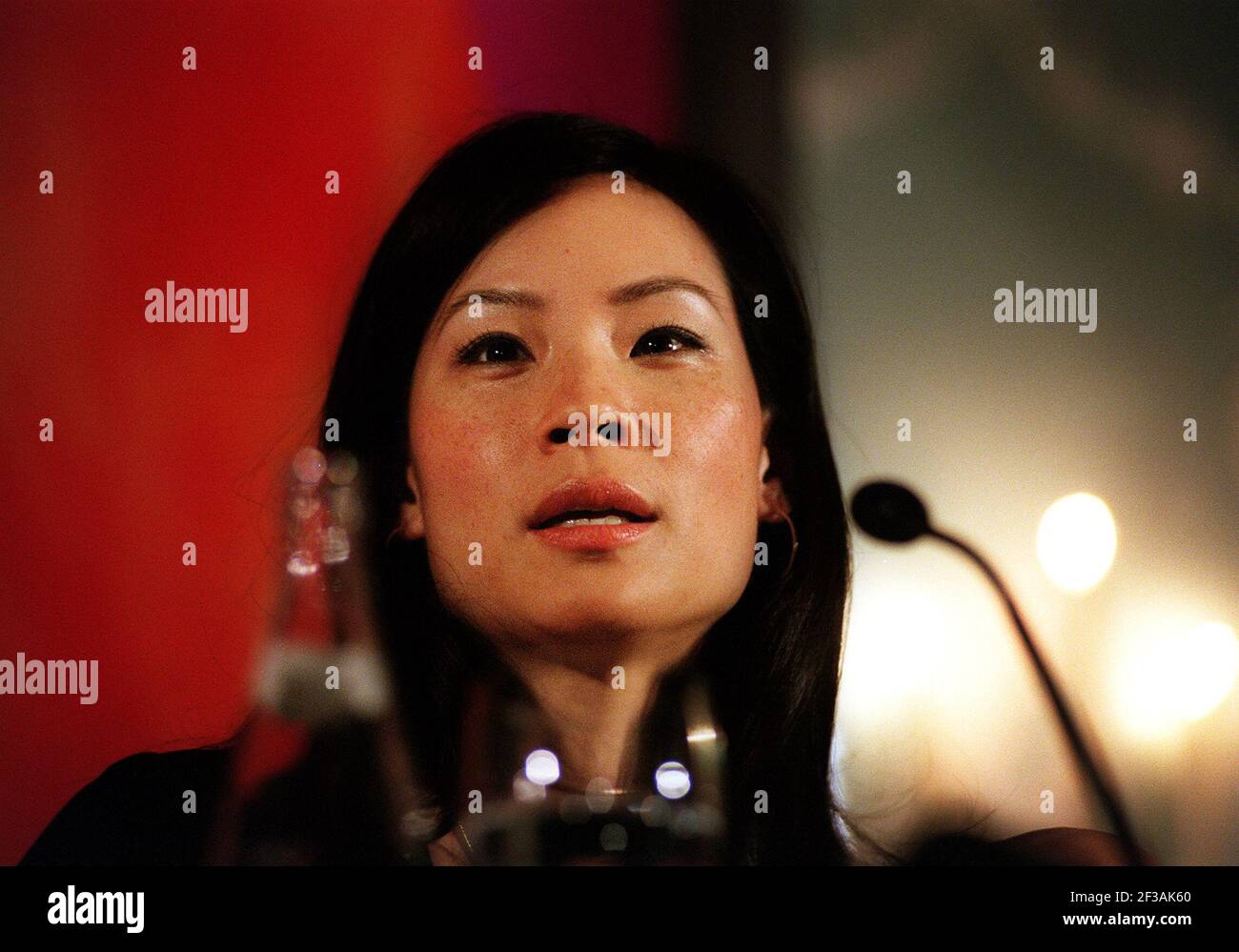 Lucy Liu partecipa a una conferenza stampa del 2000 novembre per lanciare il loro nuovo film 'Charlies Angels'. Il film è anche protagonista Cameron Diaz. Foto Stock Lucy Liu partecipa a una conferenza stampa del 2000 novembre per lanciare il loro nuovo film 'Charlies Angels'. Il film è anche protagonista Cameron Diaz. Foto Stock