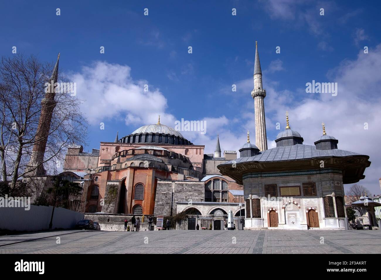 Vista panoramica di Hagia Sophia, basilica patriarcale cristiana, moschea imperiale e ora un museo (Ayasofya in turco) e Fontana del Sultano Ahmed III Foto Stock