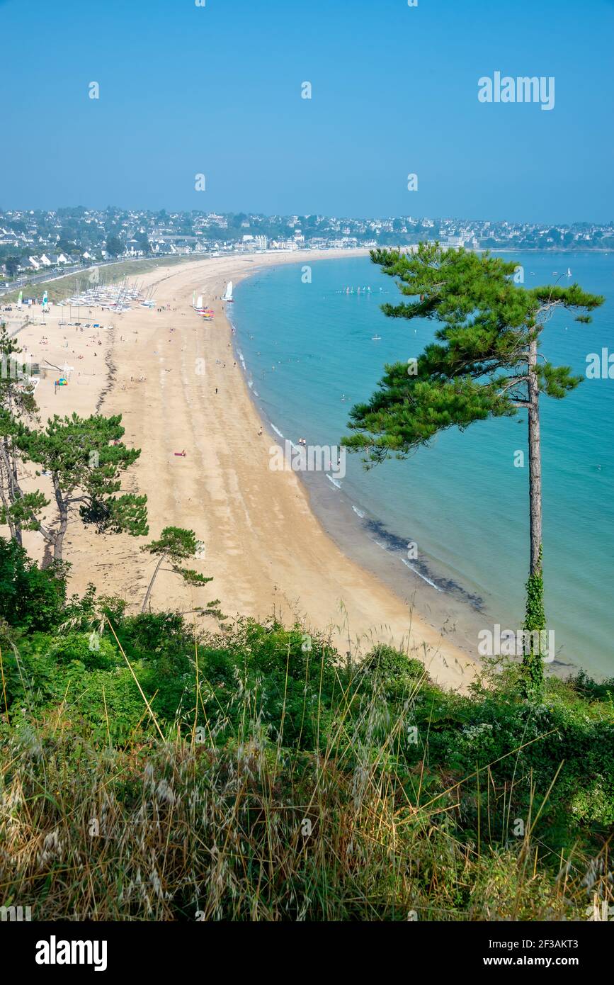 Vista sulla spiaggia di Saint-Cast-le-Guildo in estate a Côtes d'Armor, Britanny, Francia Foto Stock