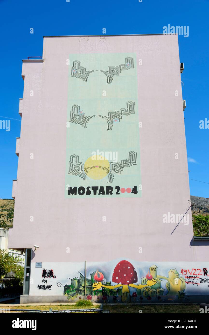Pittura murale su un edificio in onore dell'inaugurazione del ricostruito Stari Most (ponte vecchio) il 23 luglio 2004. Mostar, Bosna ed Erzegovina. Foto Stock