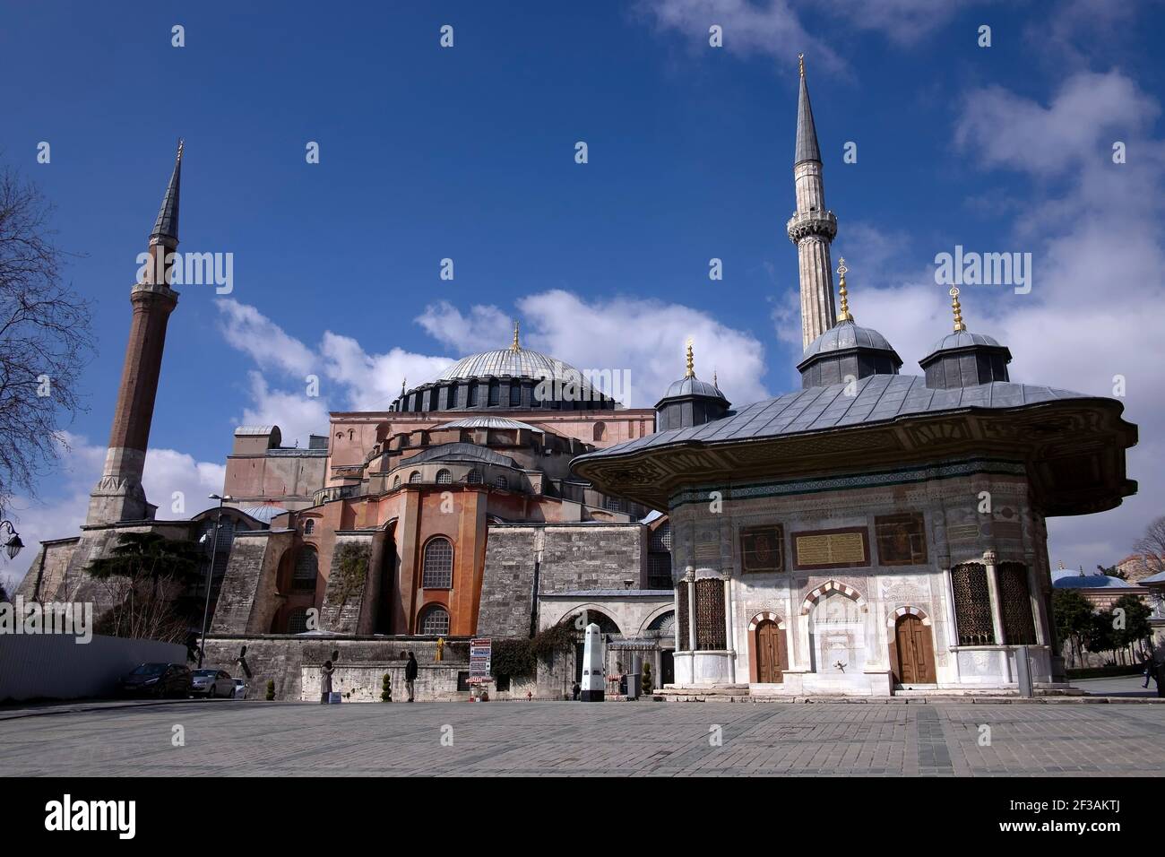 Vista panoramica di Hagia Sophia, basilica patriarcale cristiana, moschea imperiale e ora un museo (Ayasofya in turco) e Fontana del Sultano Ahmed III Foto Stock