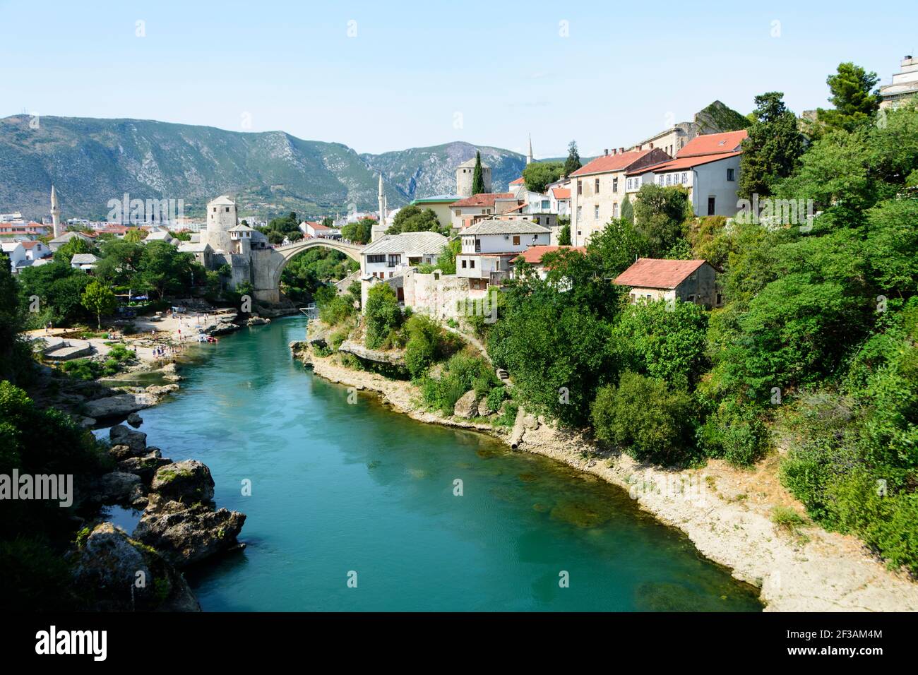 Mostar, Bosnia Erzegovina. Il fiume Neretva e la città vecchia con il famoso Stari Most (ponte vecchio). Foto Stock
