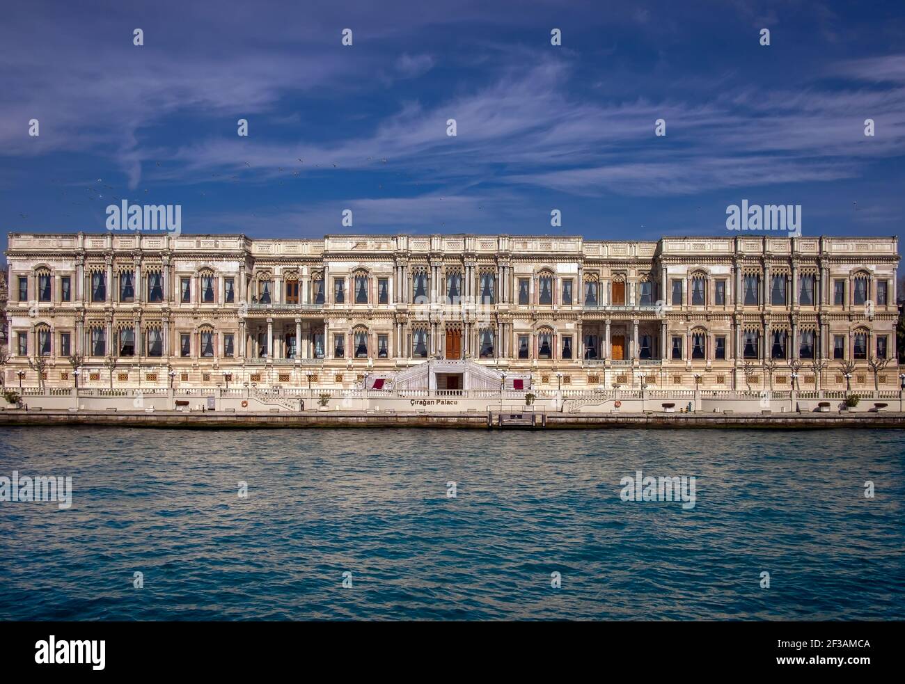 Ciragan Palace (Ciragan Sarayi) un ex palazzo ottomano, ora un hotel nella catena Kempinski Hotels. Distretto di Besiktas Foto Stock