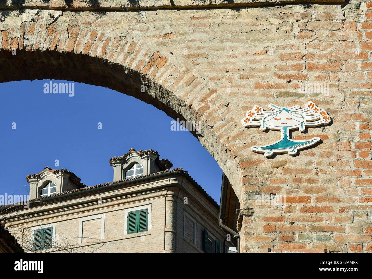 Porta San Rocco, ingresso medievale all'antico borgo di Neive nella zona  vinicola piemontese delle Langhe, provincia di Cuneo, Italia Foto stock -  Alamy