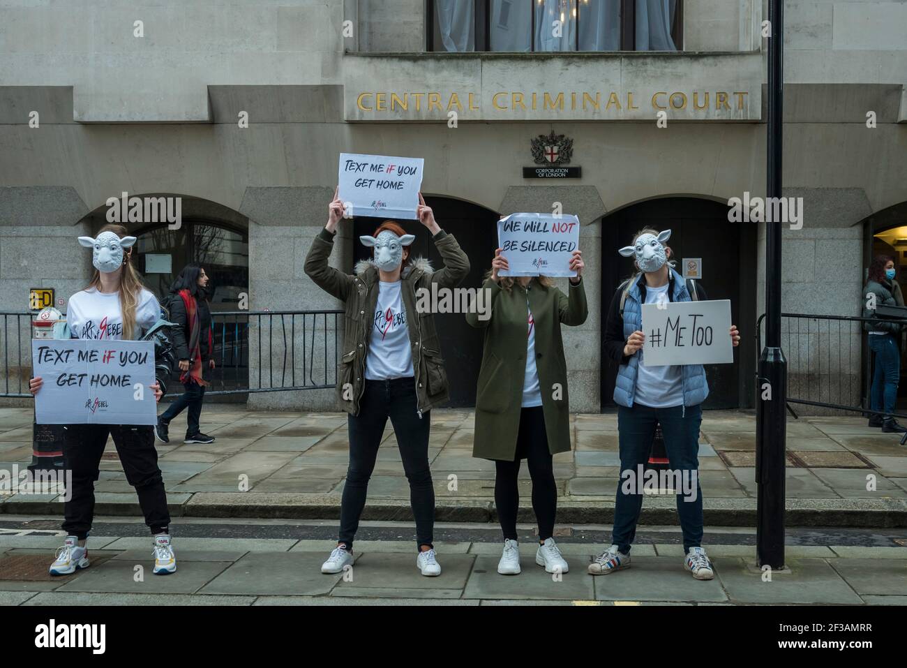 Londra, Regno Unito. 16 marzo 2021. I membri di Art for Rebel organizzano una protesta al di fuori della Corte penale Centrale (Old Bailey) in solidarietà con le vittime della violenza contro le donne. Wayne Couzens, 48, un ufficiale della polizia di servizio incontrato, era previsto essere portato in persona, ma è stato riferito di essere comparso dal video collegamento alla Corte penale Centrale (Old Bailey) per affrontare le accuse del rapimento e l'assassinio di Sarah Everard. Credit: Stephen Chung / Alamy Live News Foto Stock