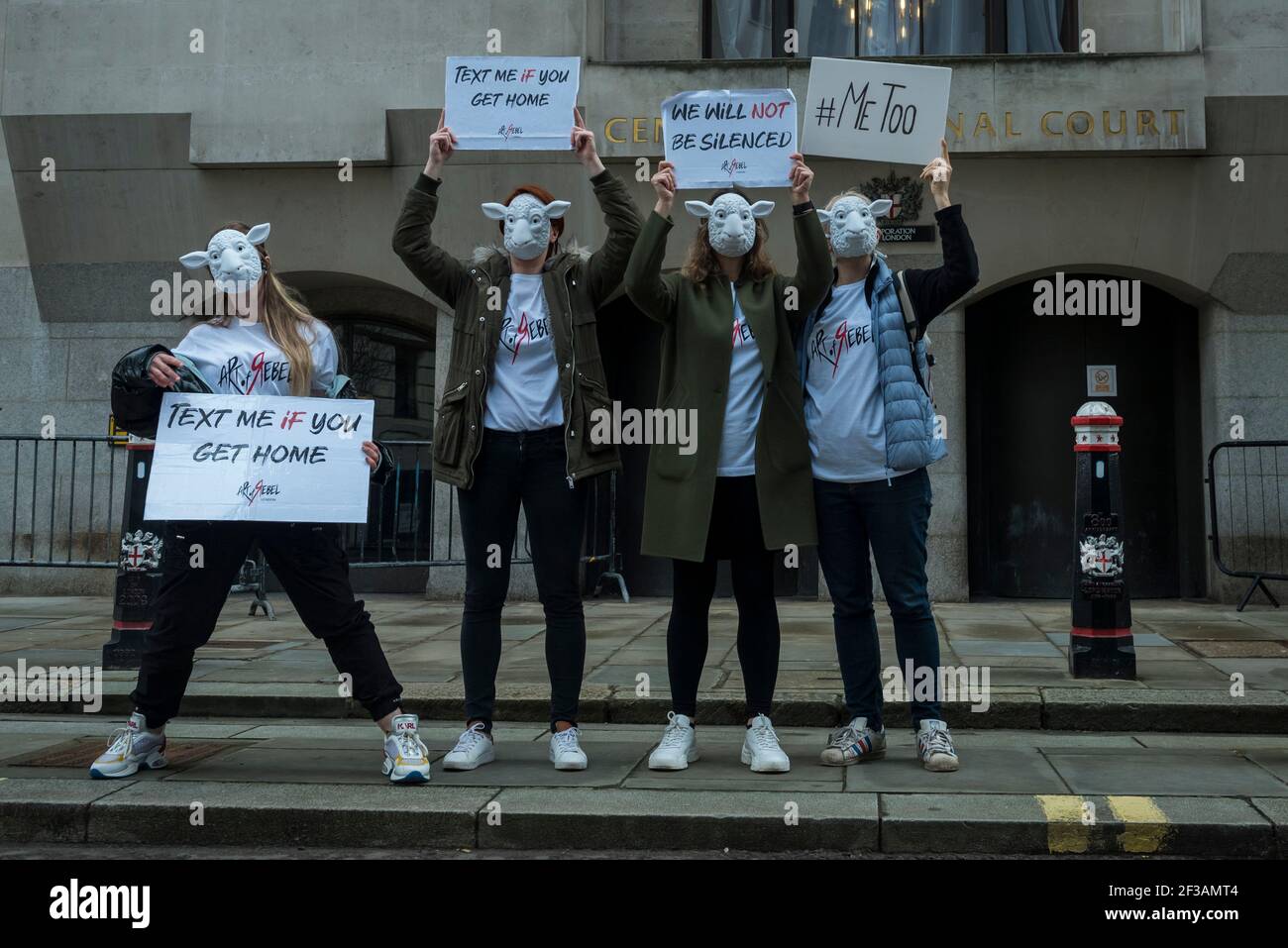 Londra, Regno Unito. 16 marzo 2021. I membri di Art for Rebel organizzano una protesta al di fuori della Corte penale Centrale (Old Bailey) in solidarietà con le vittime della violenza contro le donne. Wayne Couzens, 48, un ufficiale della polizia di servizio incontrato, era previsto essere portato in persona, ma è stato riferito di essere comparso dal video collegamento alla Corte penale Centrale (Old Bailey) per affrontare le accuse del rapimento e l'assassinio di Sarah Everard. Credit: Stephen Chung / Alamy Live News Foto Stock