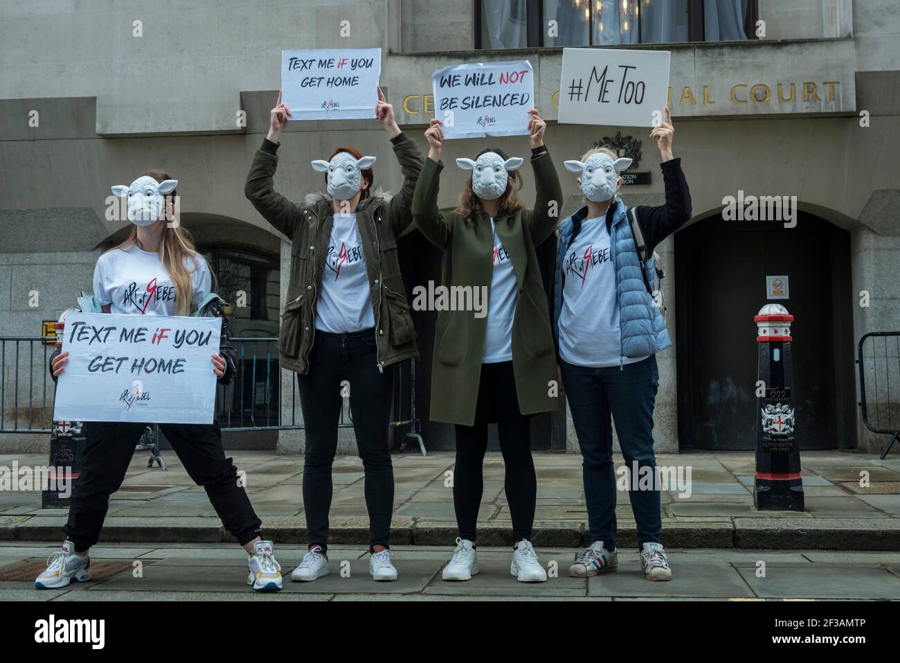 Londra, Regno Unito. 16 marzo 2021. I membri di Art for Rebel organizzano una protesta al di fuori della Corte penale Centrale (Old Bailey) in solidarietà con le vittime della violenza contro le donne. Wayne Couzens, 48, un ufficiale della polizia di servizio incontrato, era previsto essere portato in persona, ma è stato riferito di essere comparso dal video collegamento alla Corte penale Centrale (Old Bailey) per affrontare le accuse del rapimento e l'assassinio di Sarah Everard. Credit: Stephen Chung / Alamy Live News Foto Stock