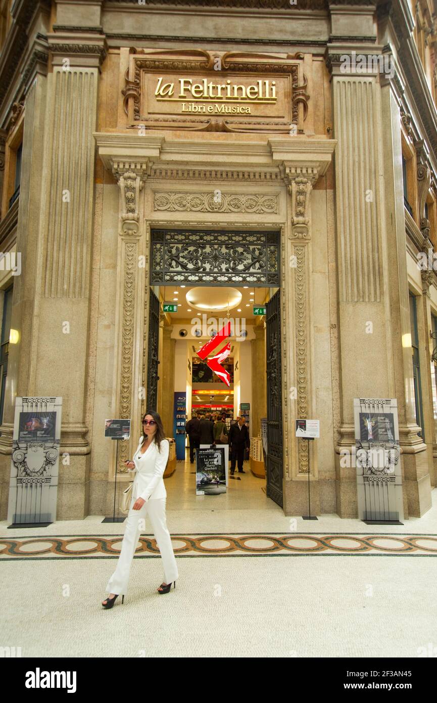 Galleria Alberto Sordi, libreria Feltrinelli, Roma, Lazio, Italia, Europa  Foto stock - Alamy