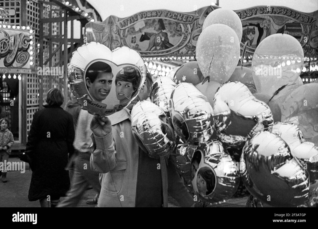 Venditore di palloncini con il principe Charles e Lady Diana palloncini all'annuale Nottingham Goose Fair Inghilterra fotografato nel mese di ottobre 1981. Foto Stock