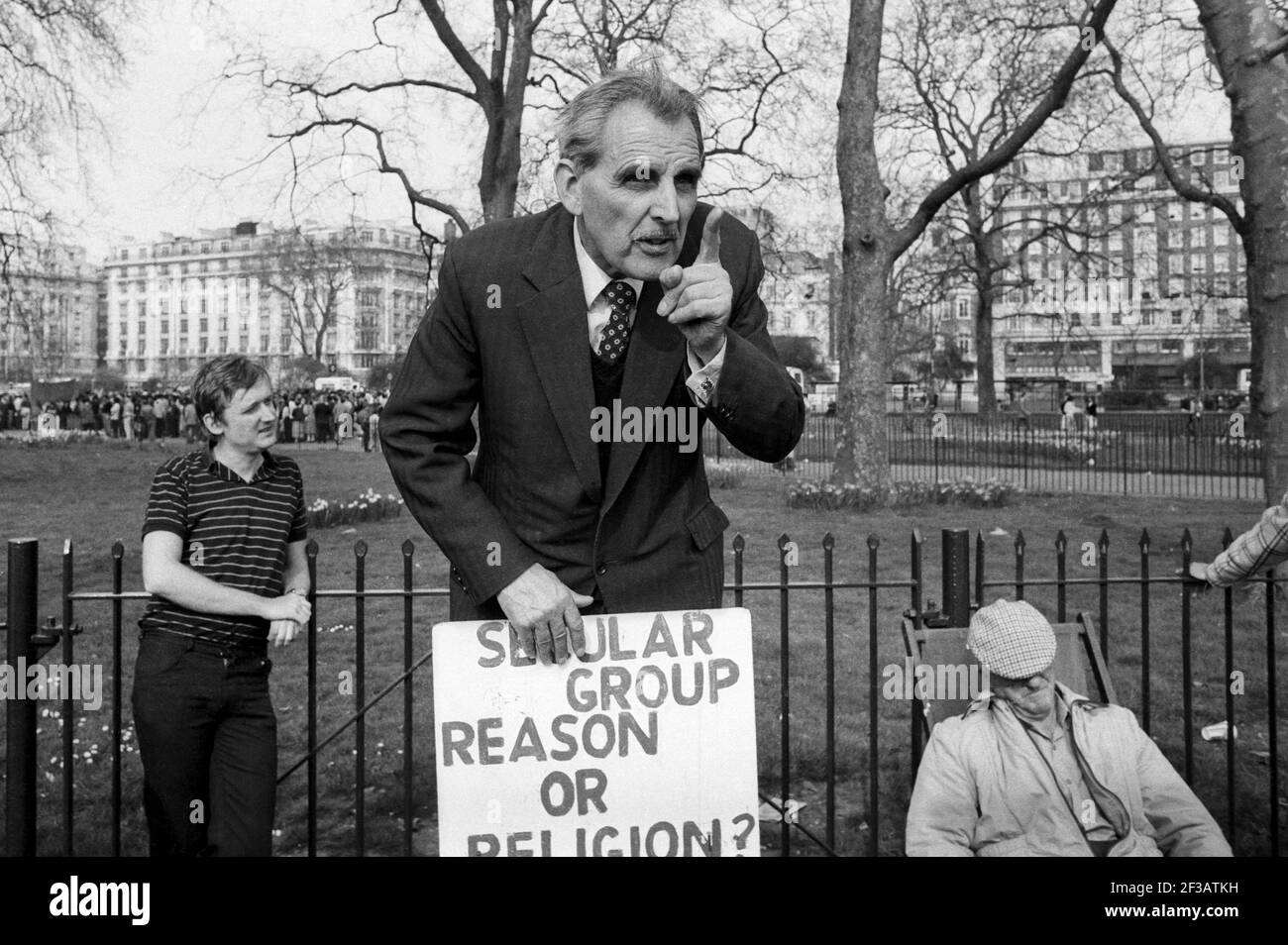 Anziano uomo al Speakers Corner in Hyde Park Londra Inghilterra Regno Unito portare Secular Group ragione o religione? cartellone fotografato nel 1984. Foto Stock