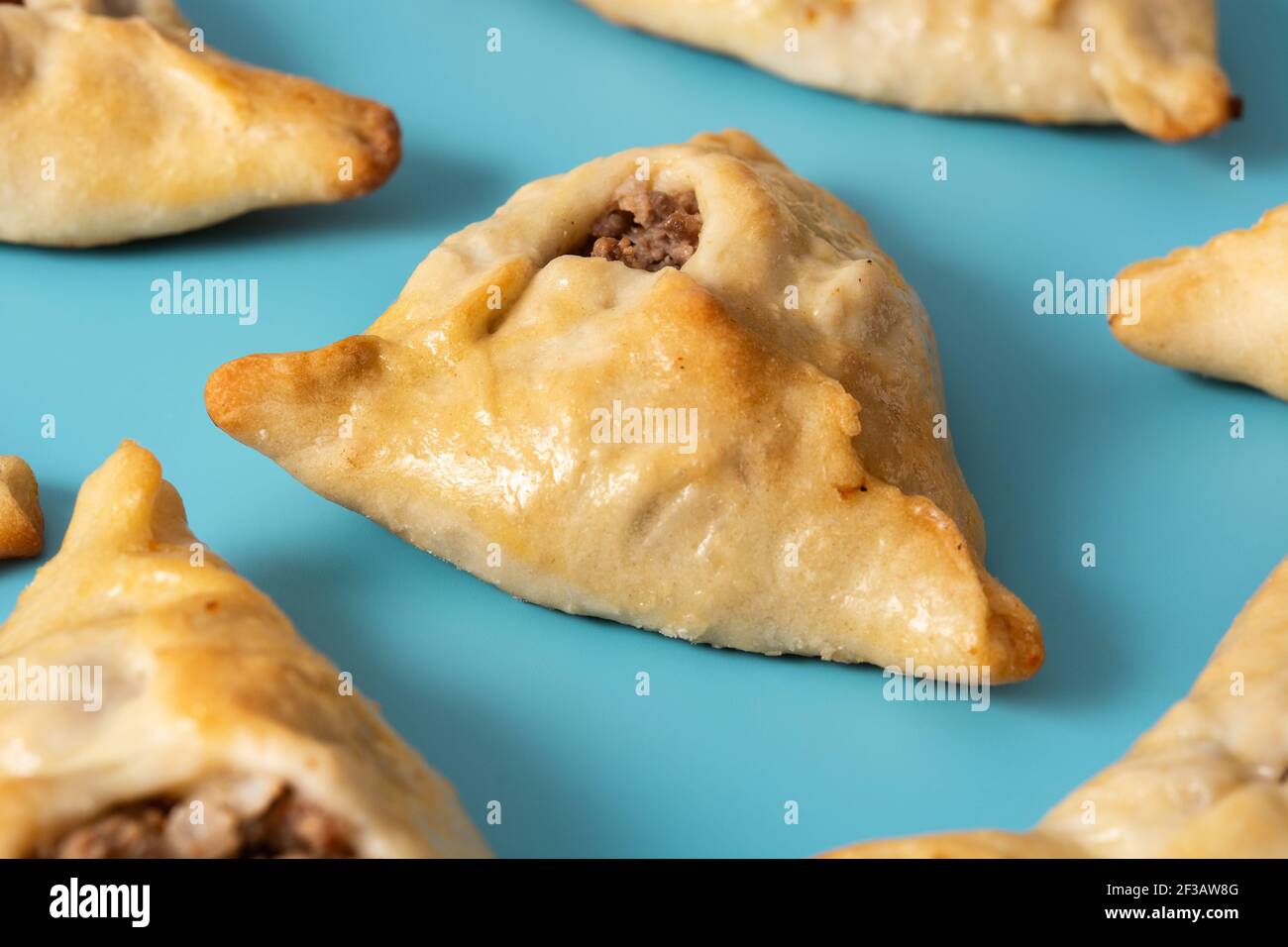 Fatayer medio-orientale tradizionale su sfondo blu Foto Stock