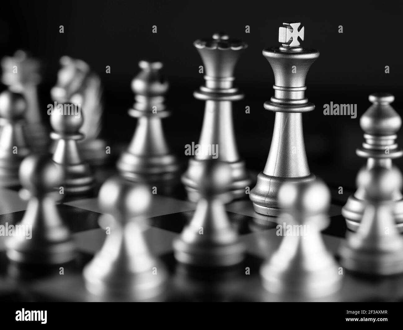 strategia competitiva del gioco di affari con gioco di scacchi da tavolo con sfocatura sfondo Foto Stock
