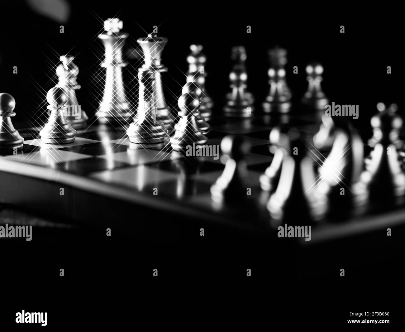 strategia competitiva del gioco di affari con gioco di scacchi da tavolo con sfocatura sfondo Foto Stock