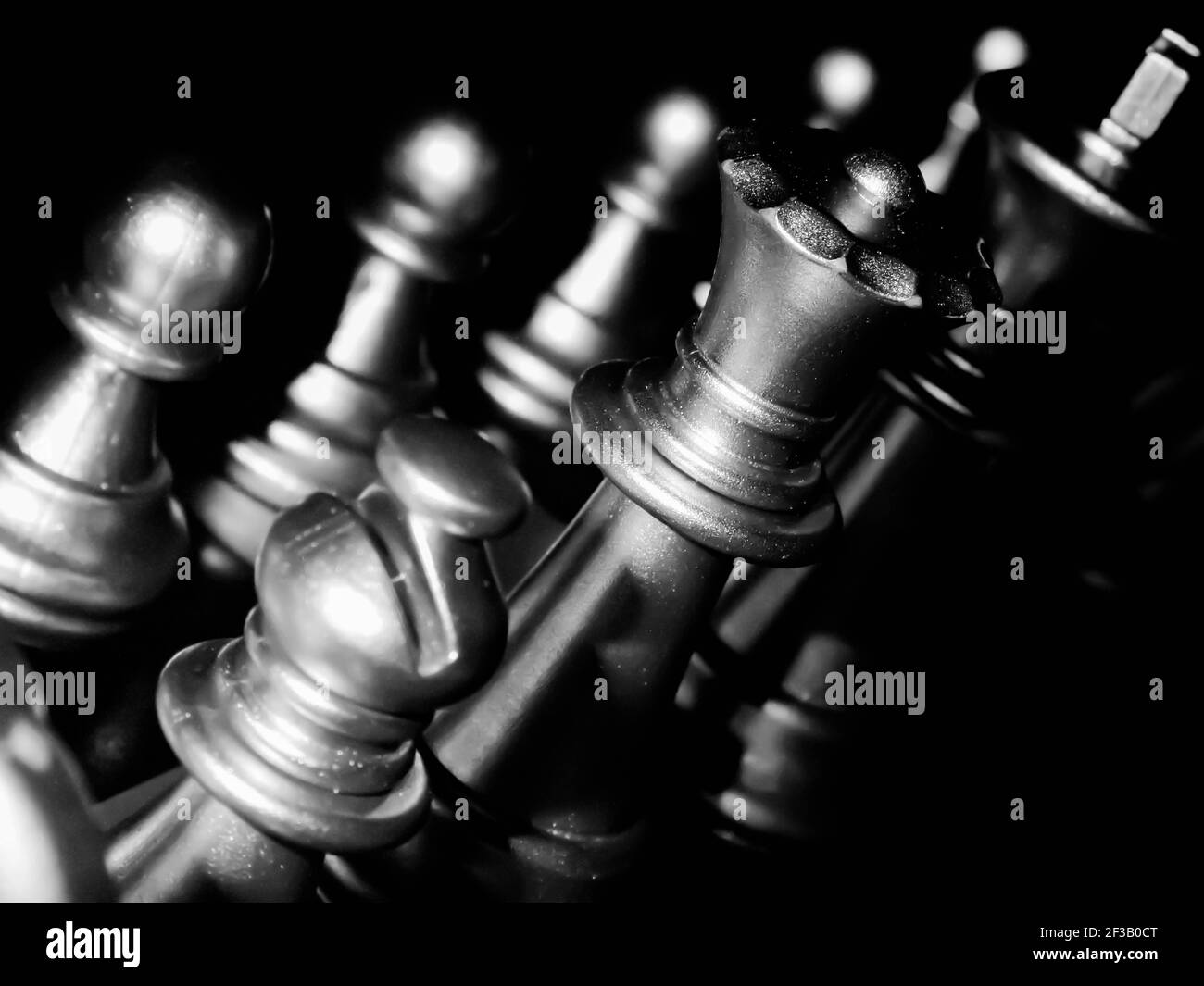 strategia competitiva del gioco di affari con gioco di scacchi da tavolo con sfocatura sfondo Foto Stock