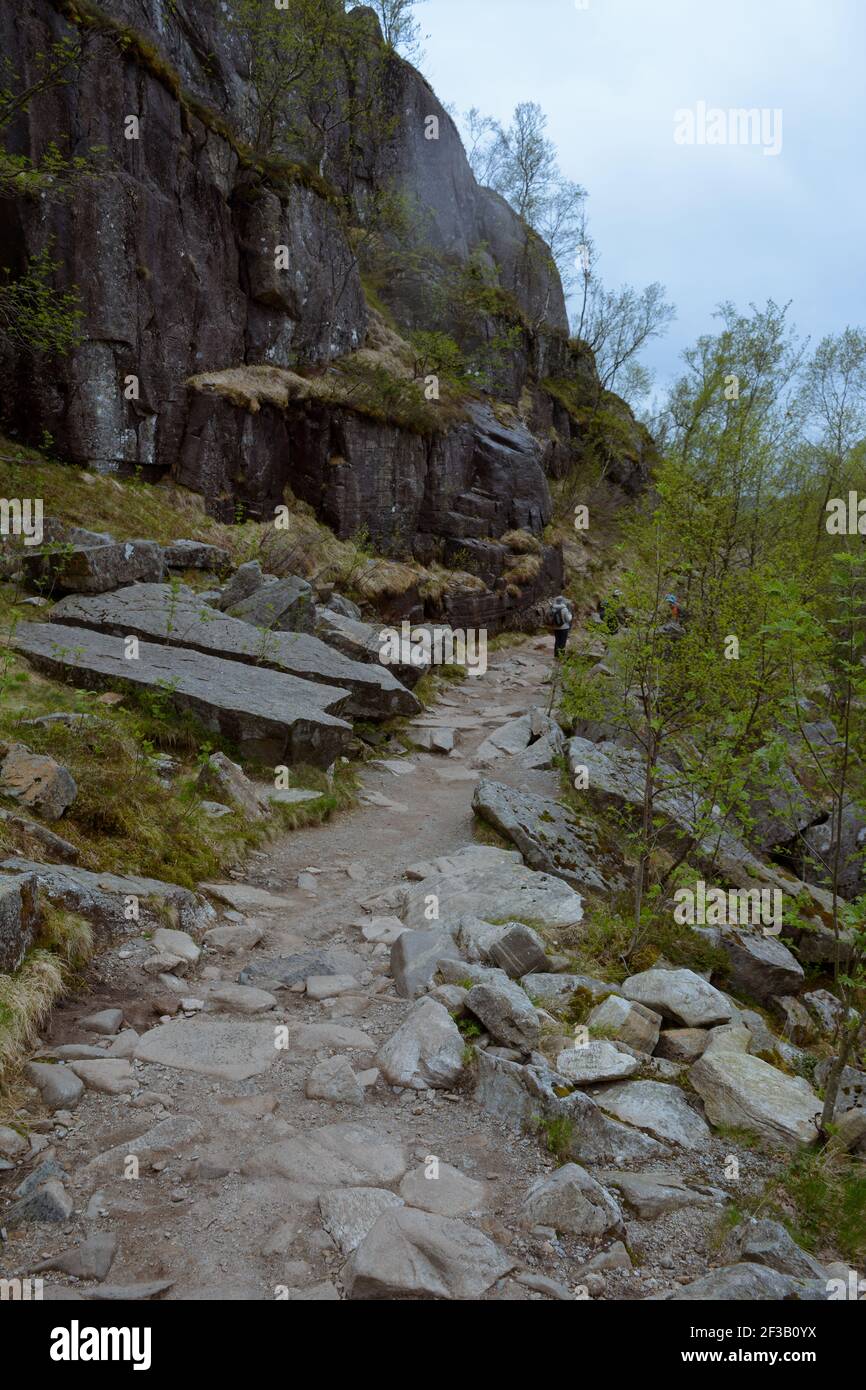 Sentiero roccioso che conduce alla roccia del pulpito. Rocce frastagliate sul sentiero di Stavanger, Norvegia. Foto Stock