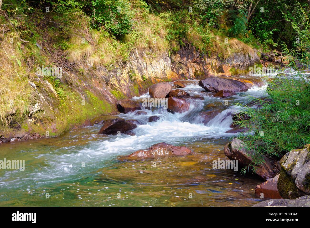 Vista del fiume Valira de Occidente al passo Llorts della linea di ferro di Ordino, Andorra Foto Stock