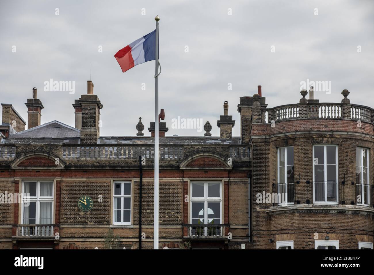 Bandiera nazionale francese sull'albero che celebra il 150° anniversario da Napoleone III, la famiglia imperiale francese in esilio arrivò a Camden Place, Kent Foto Stock