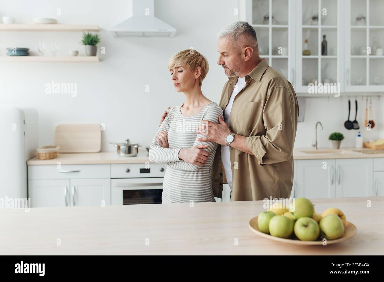 Messo in su dopo la disputa o lo scandalo a casa durante il covid 19 quarantena Foto Stock