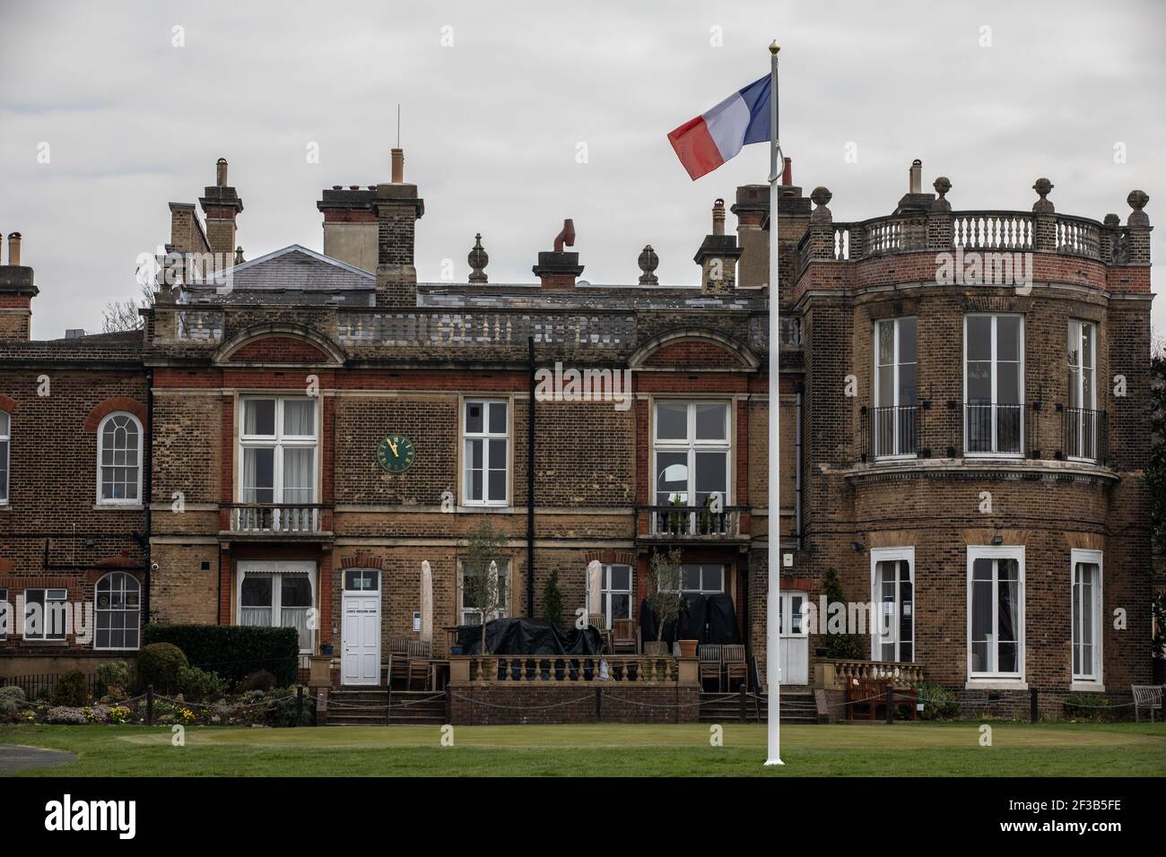 Bandiera nazionale francese sull'albero che celebra il 150° anniversario da Napoleone III, la famiglia imperiale francese in esilio arrivò a Camden Place, Kent Foto Stock