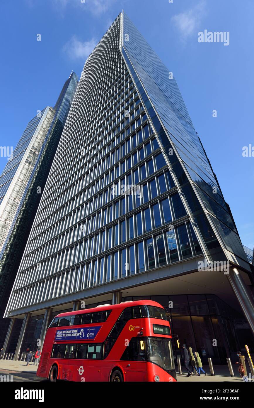 Autobus rosso a due piani, 100 Bishopsgate, City of London, Regno Unito Foto Stock