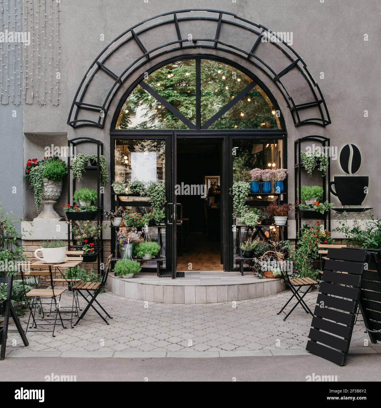 In stile rustico, moderno studio di fiori, negozio ed eco cafe Foto Stock
