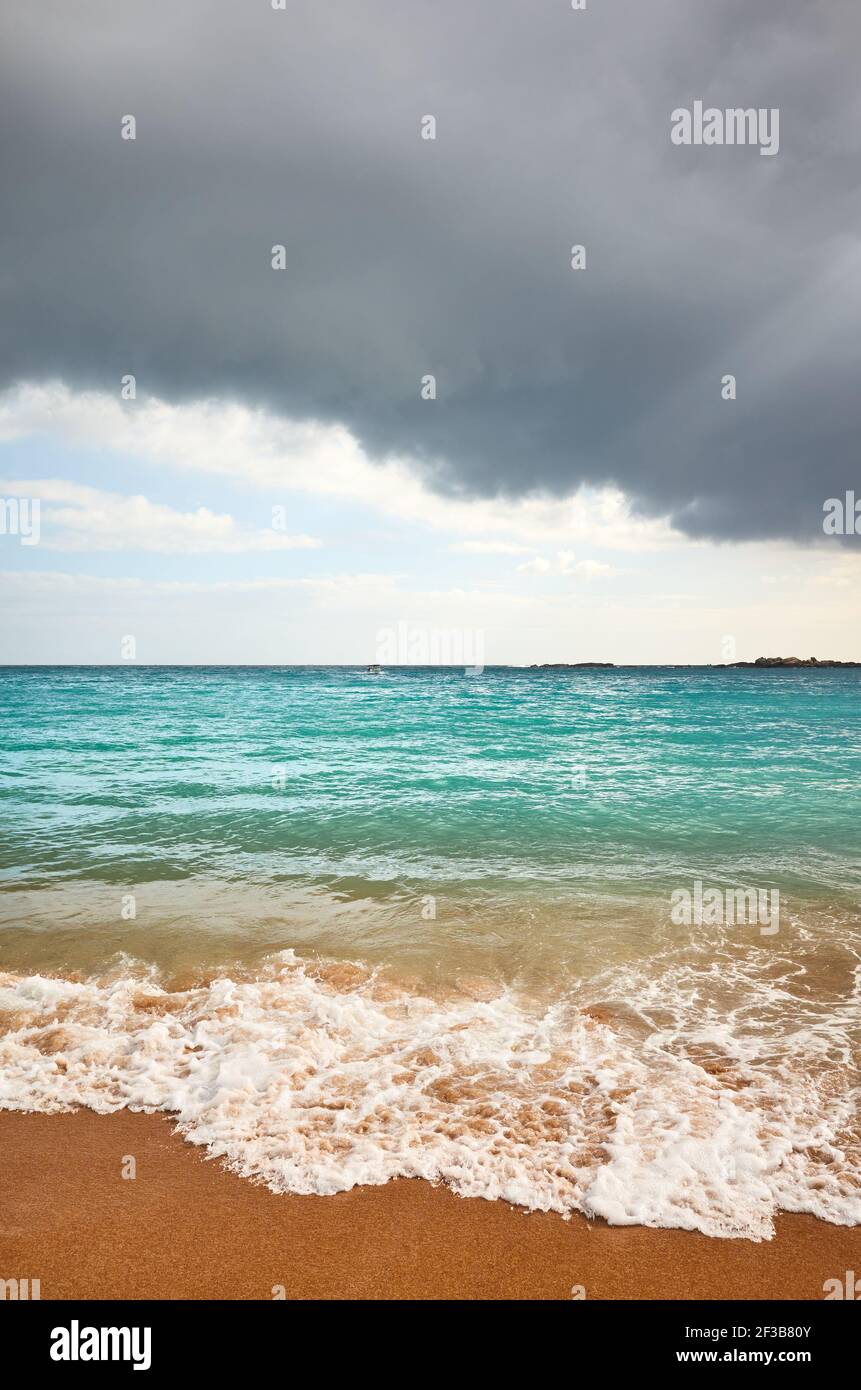 Nuvole tempestose su una spiaggia tropicale. Foto Stock