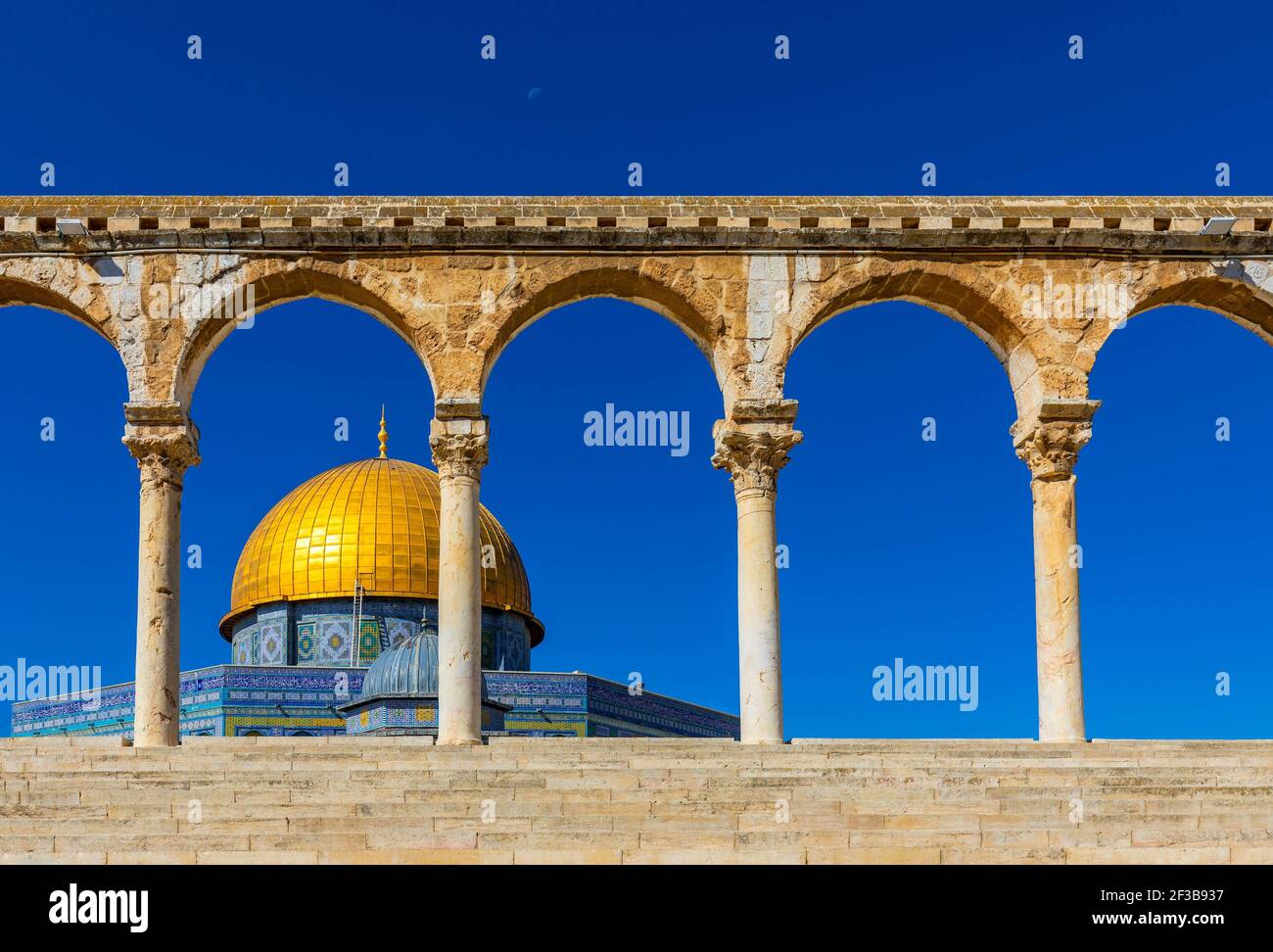 Gerusalemme, Israele - 12 ottobre 2017: Monte del Tempio con archi di porta che conducono al Duomo della roccia monumento islamico e cupola della catena santuario in JE Foto Stock