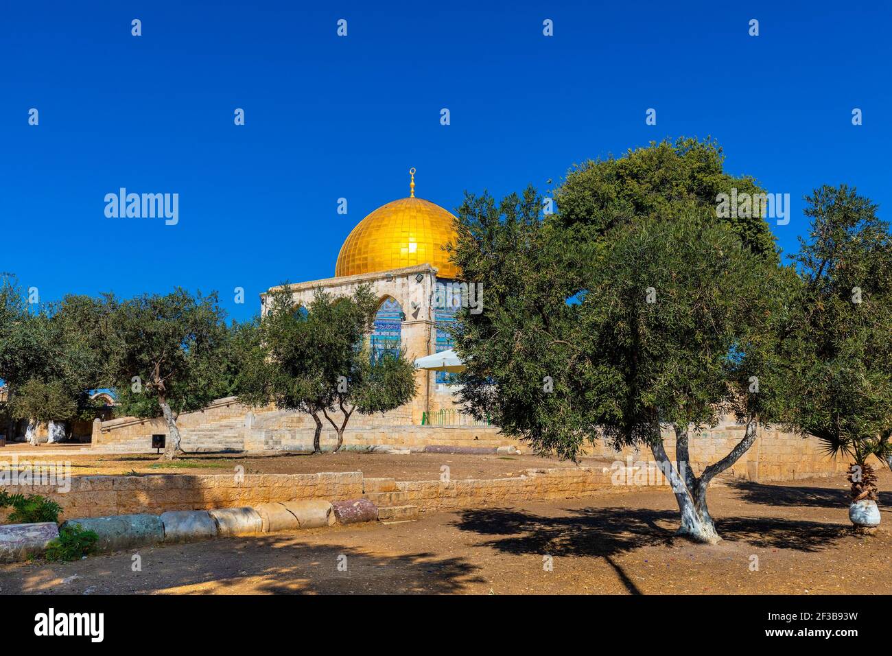 Gerusalemme, Israele - 12 ottobre 2017: Monte del Tempio con cupola del Santuario Islamico della roccia e archi storici di porta nella città vecchia di Gerusalemme Foto Stock