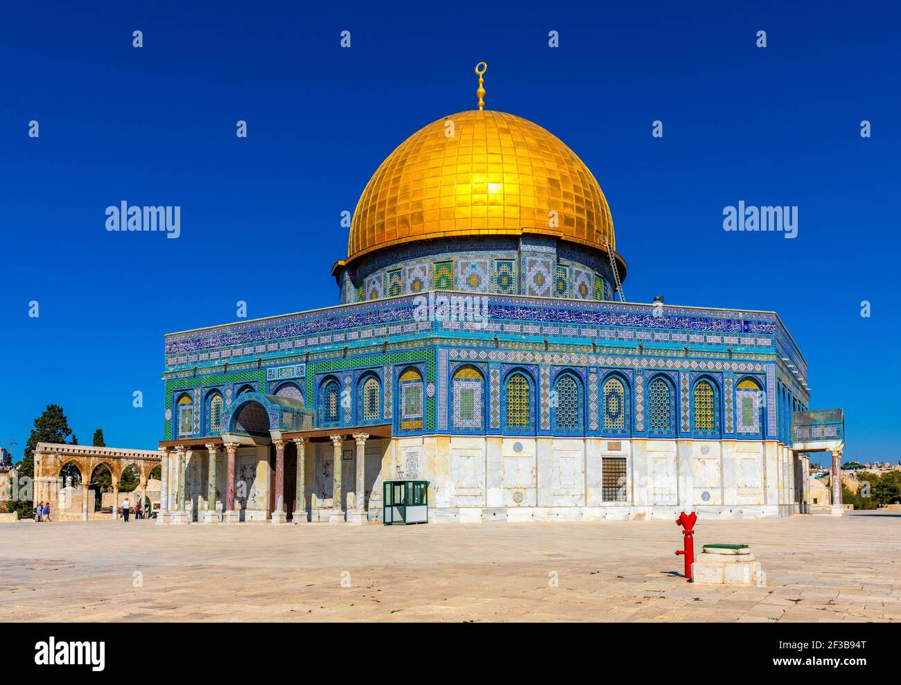 Gerusalemme, Israele - 12 ottobre 2017: Facciata e ingresso principale del Duomo della roccia Santuario del monumento islamico sul Monte del Tempio di Gerusalemme Città Vecchia Foto Stock