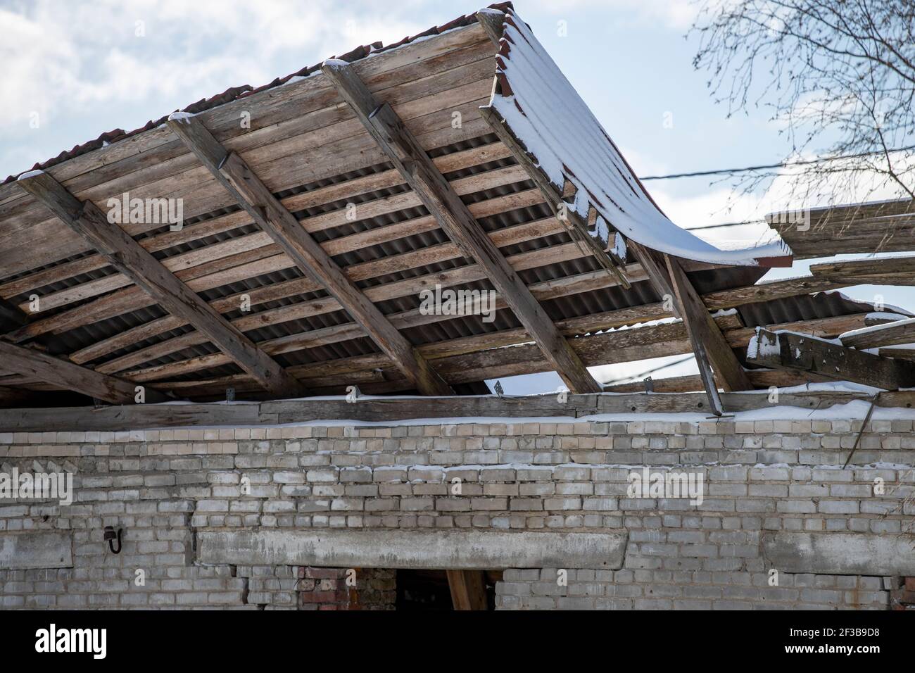 il tetto della casa crollò sotto il peso della neve. Foto di alta qualità Foto Stock