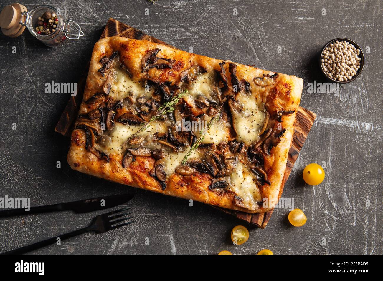 Focaccia al pane italiano con funghi e formaggio Foto Stock