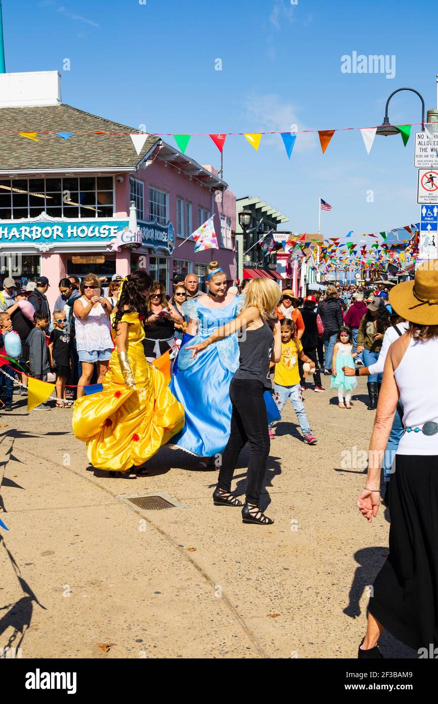 Le principesse Disney ballano sull'Old Fishermans Wharf durante il Old Monterey History Fest. 12 13 ottobre 2019, Old Monterey, California, Stati Uniti d'Ame Foto Stock