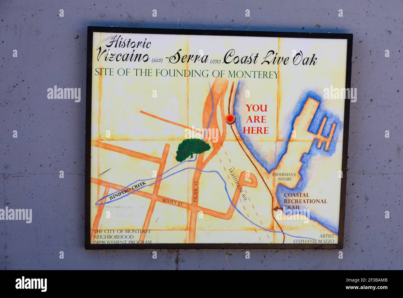 Segno con mappa che mostra il sito della fondazione di Monterey.Old Monterey, California, Stati Uniti d'America. Foto Stock