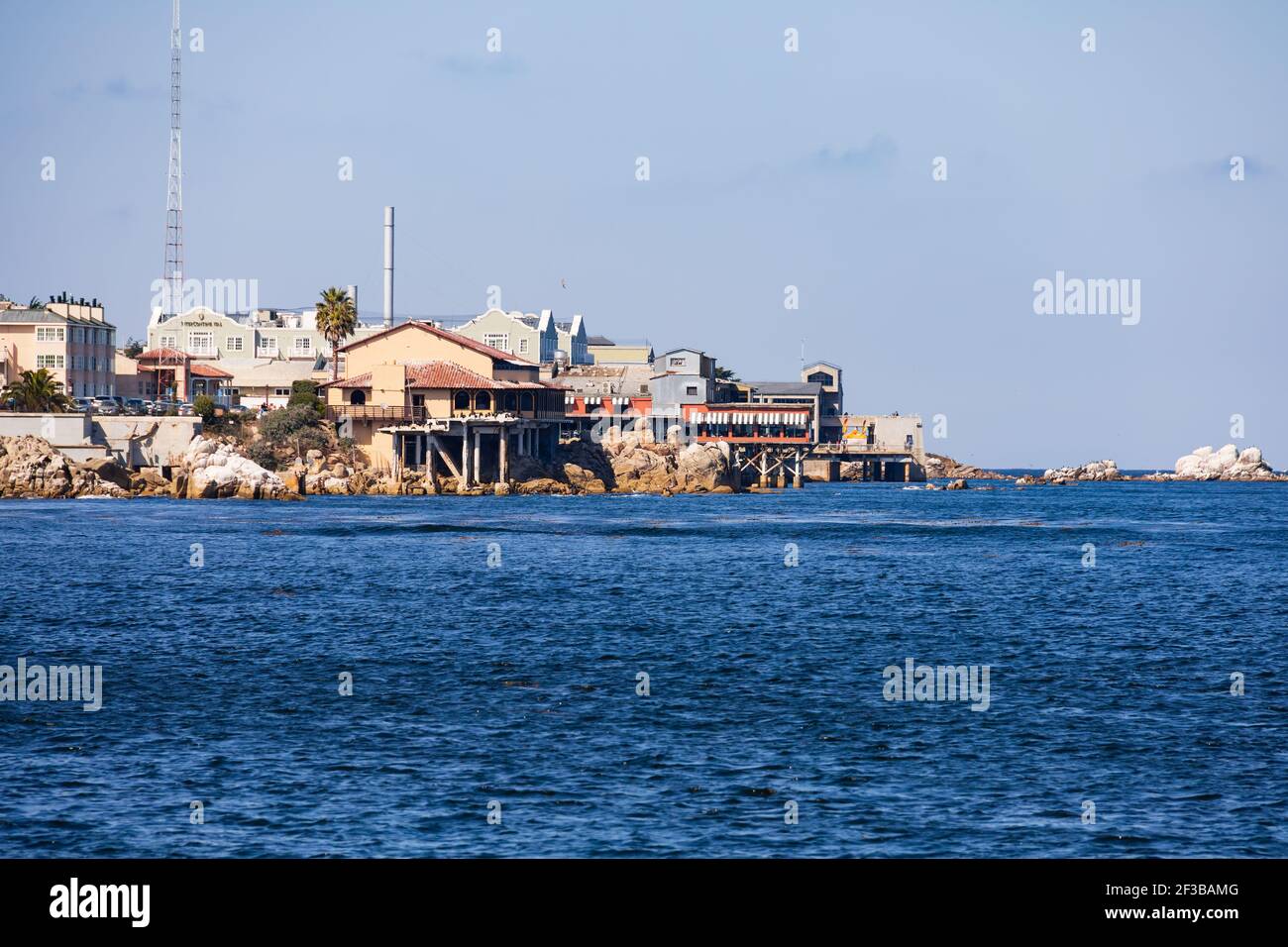 Vista dei ristoranti El Torito e Fish Hopper dal molo della Guardia Costiera. Old Monterey, California, Stati Uniti d'America. Foto Stock
