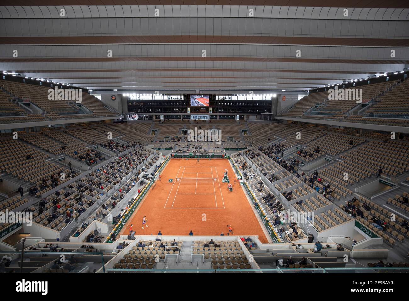 Panoramica di Court Philippe Chatrier con il tetto chiuso durante una partita maschile Singles al French Open 2020, Parigi, Francia, Europa Foto Stock