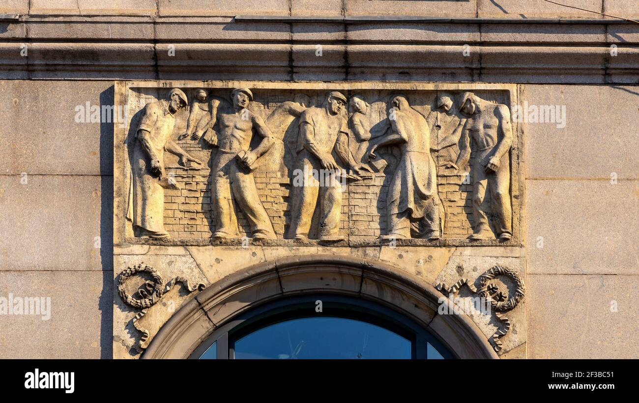 Varsavia, Polonia - 28 giugno 2020: Rilievo di arte classica comunista alla facciata di Piękna 36 edificio del quartiere MDM a Piazza della Costituzione e Piekna strada i Foto Stock