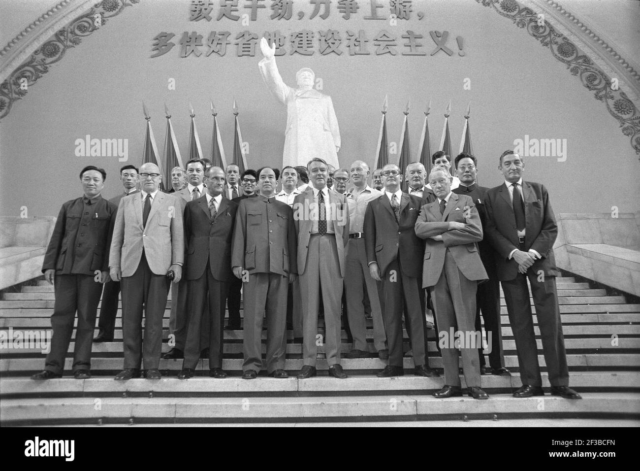 Una delegazione intorno al direttore Krupp Berthold BEITZ pone per una foto di gruppo di fronte a una statua di Mao, Wirtschaftsgespraeche, 30.05.1973 | utilizzo in tutto il mondo Foto Stock