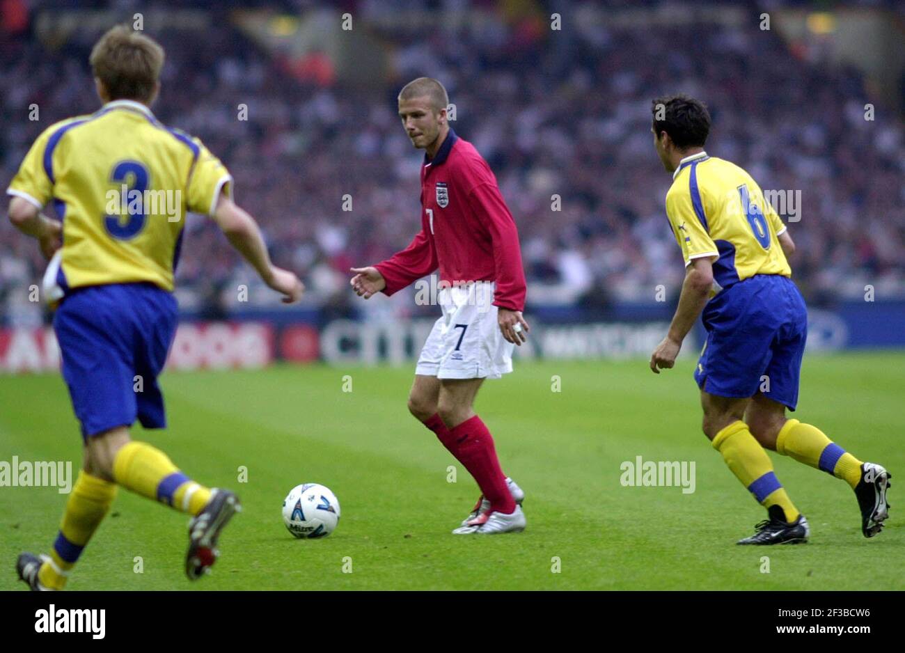 Inghilterra / Ucraina Calcio maggio 2000 David Beckham correre con il sfera Foto Stock