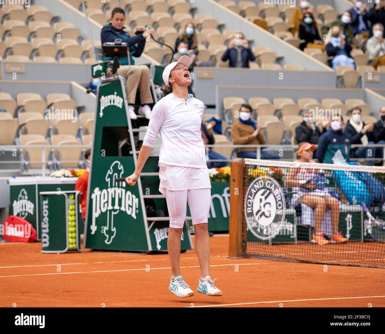 Il tennista polacco IgA Swiatek celebra la sua vittoria al French Open 2020, Parigi, Francia, Europa. Foto Stock