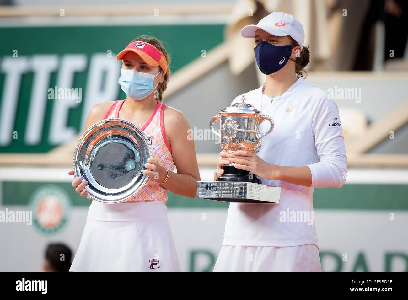 Secondo classificato Sofia Kenin e vincitore del trofeo IgA Swiatek al torneo French Open 2020, Parigi, Francia. Foto Stock