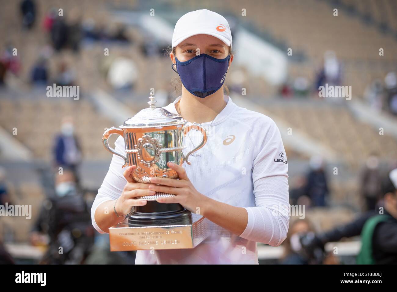 Il tennista polacco IgA Swiatek presenta il suo trofeo al torneo Open 2020 di Parigi, Francia. Foto Stock