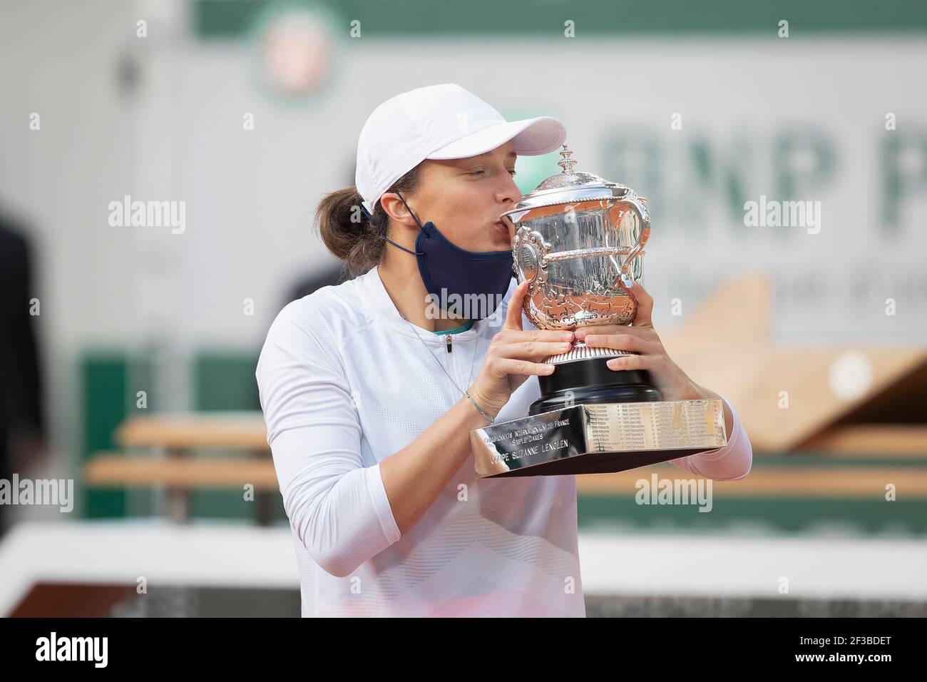 Il tennista polacco IgA Swiatek baciando il suo trofeo al torneo Open 2020 di Parigi, Francia. Foto Stock