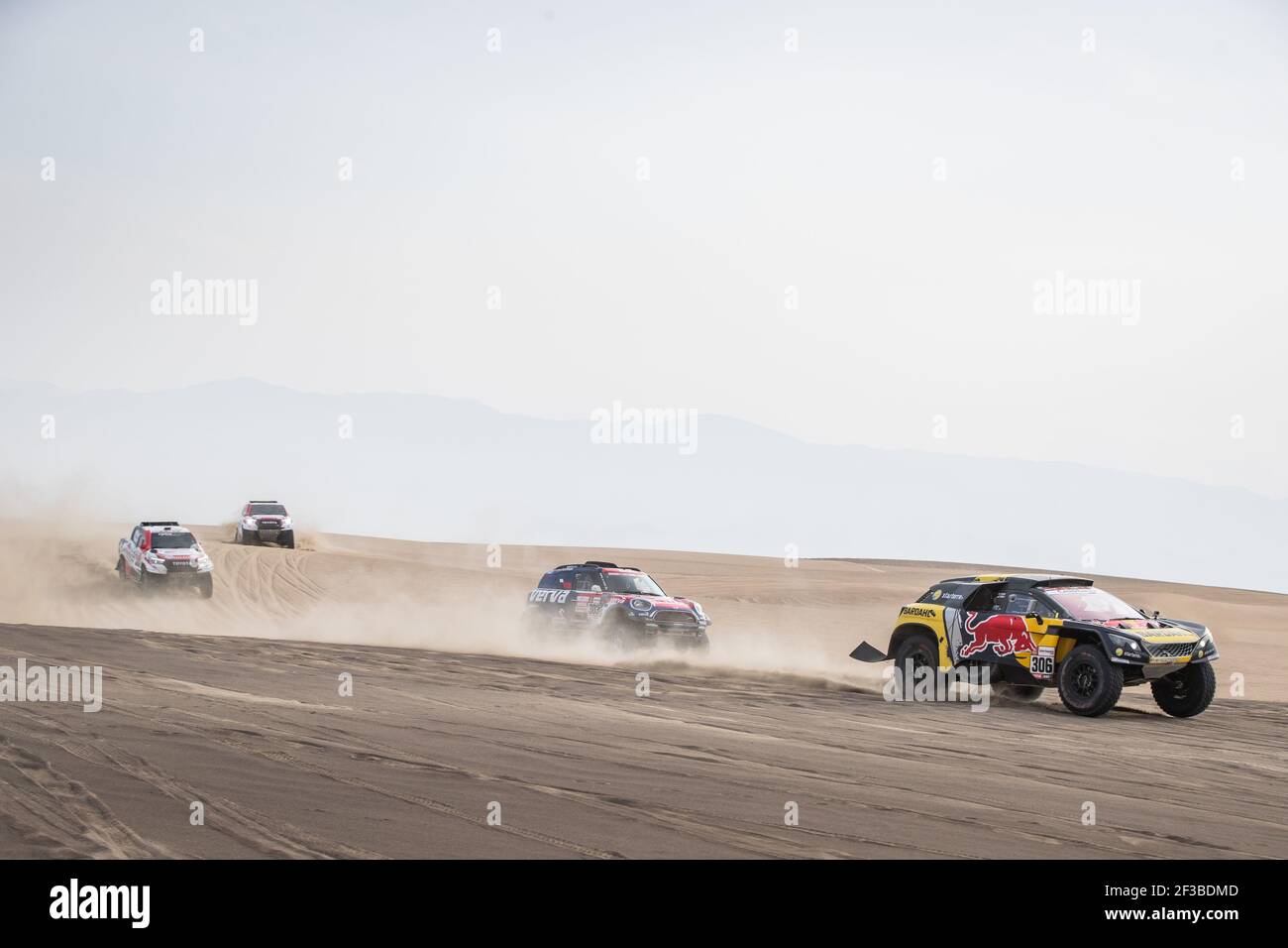 306 Loeb Sebastien (fra), ELENA Daniel (mco), Peugeot DKR 3008, PH-Sport, Gruppo T1, Classe 2, Auto, 303 PRZYGONSKI Jakub (pol), COLSOUL Tom (bel), Mini, Orlen X-RAID Team, Gruppo T1, Classe 2, Auto, 301 al-ATTIYAH Nasser (qat), BAUMEL Matthieu (fra), Toyota, Toyota Gazoo Racing, Gruppo T1, Classe 1, Auto, 309 TEN BRINKE Bernhard (nld), PANIERI Xavier (fra), Toyota, Toyota Gazoo Racing, Gruppo T1, Classe 1, Auto, azione durante la Dakar 2019, fase 9, Pisco - Pisco, perù, il 16 gennaio - Foto Antonin Vincent / DPPI Foto Stock