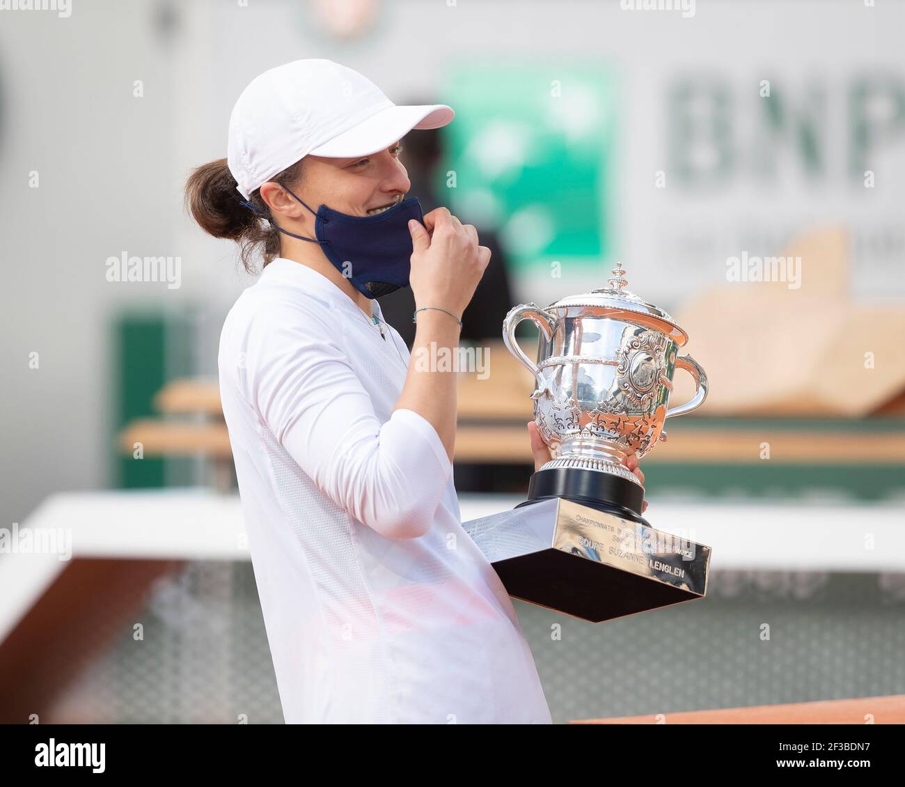 Il tennista polacco IgA Swiatek ha fatto un giro sulla maschera Corona dopo aver baciato il trofeo al torneo Open 2020 di Parigi, Francia. Foto Stock